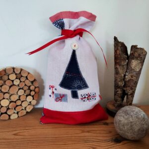 Geschenkesackerl mit weihnachtlichem Motiv - Tannenbaum und packerl